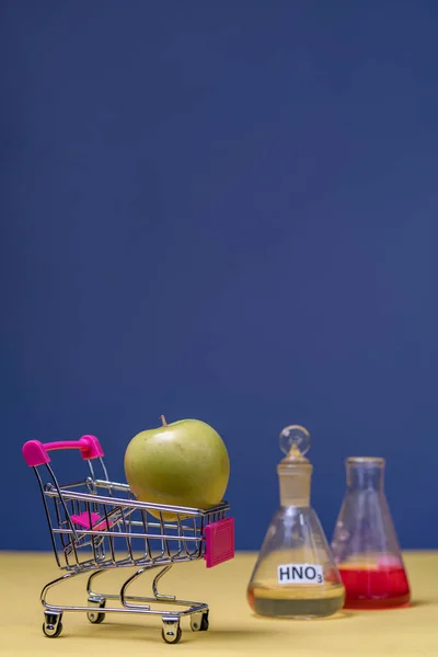 Foto Una Mela Verde Mini Carrello Accanto Sono Fiaschette Con — Foto Stock