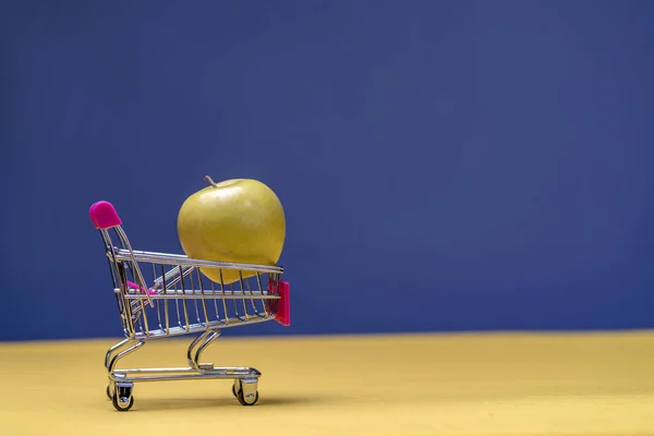 Mele verdi con mini carrello della spesa, con spazio copia o spazio di testo — Foto Stock