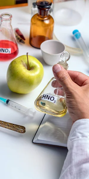 Assistente de laboratório no laboratório de qualidade alimentar — Fotografia de Stock