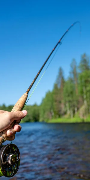 Dağ Nehri Üzerinde Balık Tutma Kıyıdaki Balıkçı Yaz Aktiviteleri Balık — Stok fotoğraf