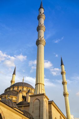 Çeçenistan 'ın başkenti Grozny' deki Çeçenistan Camii 'nin Minaresi. İslam, din ve mimari.