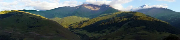 Панорама зеленых гор с дождевыми облаками — стоковое фото