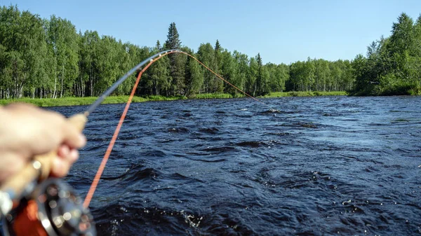 Fliegenrute in der Hand des Fischers. Angeln am Gebirgsfluss. Sommeraktivitäten. — Stockfoto