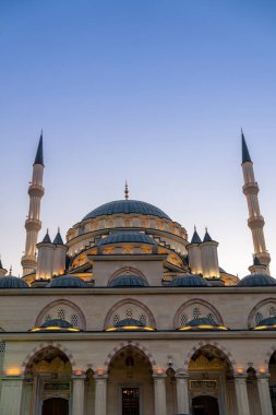 Çeçenistan Cumhuriyeti 'nin ana camiinin dış görünüşü Çeçenistan' ın Yüreği.