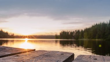 Gün batımında tekneler için fotoğraf tahtası iskelesi. Gölde yansıması var..