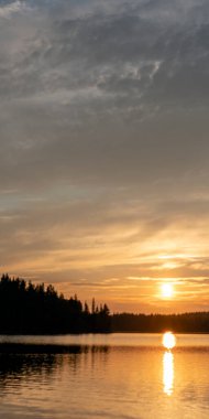 Gölde yansıması olan yaz günbatımı.