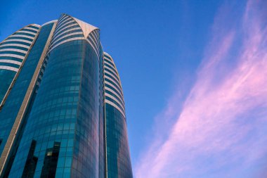 Şehir merkezindeki Grozny şehrindeki yüksek binaların gelecekçi kompleksinin görüntüsü.