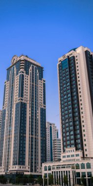 Şehir merkezindeki Grozny şehrindeki yüksek binaların gelecekçi kompleksinin görüntüsü.