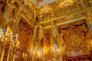 Catherine Sarayı 'nın içi, Amber Odası, St. Petersburg Rusya.