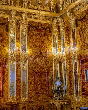 Catherine Sarayı 'nın içi, Amber Odası, St. Petersburg Rusya.