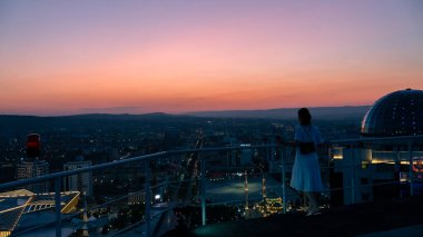Grozny şehrinin gün batımında Grozny City gökdelen kompleksinin yukarıdan görüntüsü.
