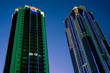 Grozny-City kompleksindeki aydınlık gökdelenlerin fotoğraf gecesi görüntüsü.