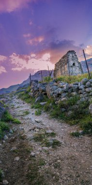 Dağdaki aile mahzenleri. Kuzey Osetya Alania. Fiagdon şehrinin çevresi. Dikey biçim.