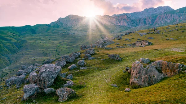 Foto Rayos Del Sol Rompiendo Montaña Atardecer —  Fotos de Stock