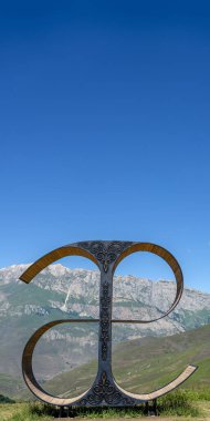 Sanat eseri fotoğrafı, Osetya alfabesinden bir harf şeklinde. Dikey biçim.