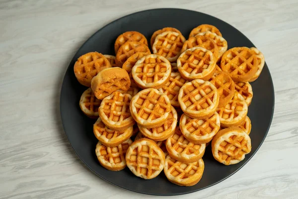 Pequenos waffles macios redondos em camadas em placas cinzentas — Fotografia de Stock