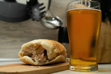 Falafel ve taze sebzeler pide içinde ahşap masada bira ile.