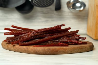 Bira aperatifi. Tahtaya konmuş sopayla kesilmiş balıklar.