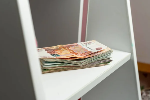 Rusya Federasyonu 'nun farklı banknotları rafta duruyordu.