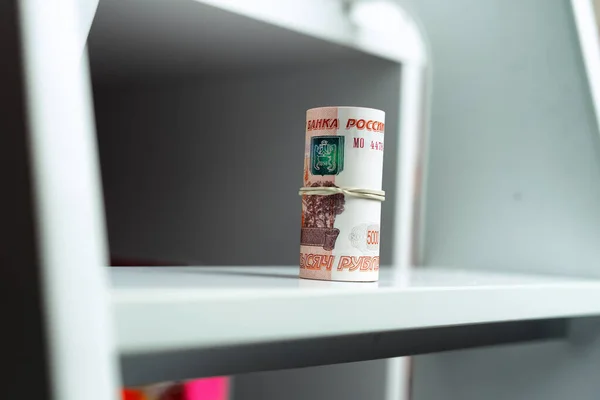 Rus parası beyaz arka planda izole edilmiş.