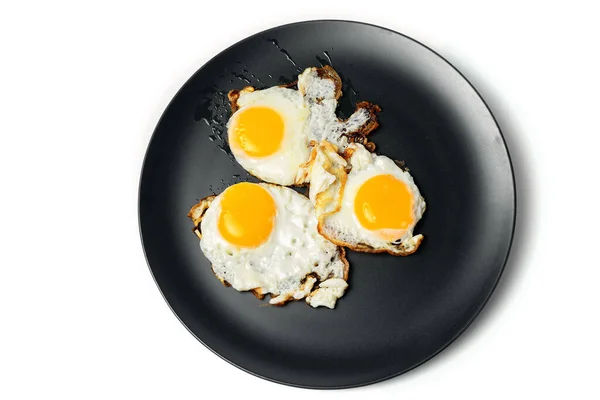 Ovos mexidos de 3 ovos em placas cinza no fundo branco — Fotografia de Stock