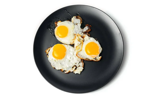 Beyaz arka planda gri tabakta 3 yumurtadan omlet.