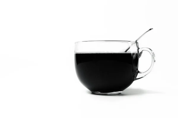 Xícara transparente de café em pé sobre fundo branco — Fotografia de Stock