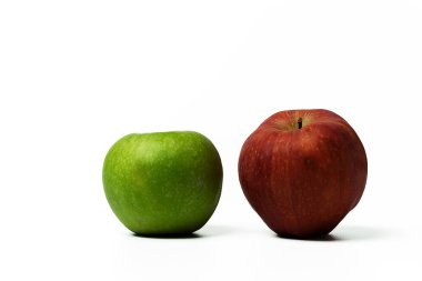 Beyaz arkaplanda yeşil ve kırmızı elma