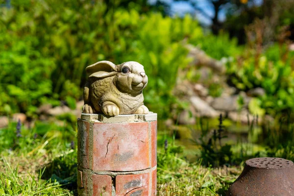 Figurina coniglio porcellana da giardino come decorazione del giardino. — Foto Stock