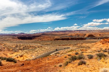 Çöldeki uzun yollar, Page, AZ 'deki nehir kenarındaki baraj arkaplanı.