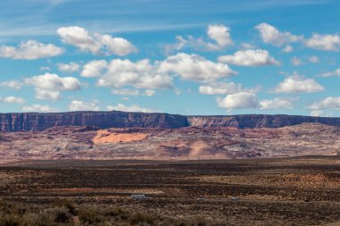 Çölde, tepelerin arasına park edilmiş yalnız bir karavan, Page, AZ