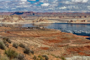 Colorado nehrinin kıyısındaki küçük tepeler, Wahweap gözcü, Page, AZ