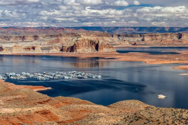 Colorado nehrinin derin mavi suları marinada, Wahweap gözcüsü, Page, AZ