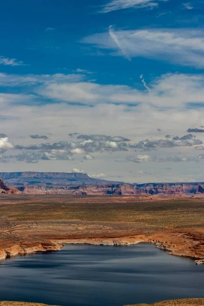 Colorado nehrinin güzel gökyüzünün altında sessiz bir gölet gibi görünen bölümü, Wahweap gözcü, Page, AZ
