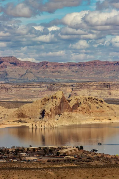 Nehirde liman binası olan tembel bir tekne. Arka planda, Wahweap gözcü, Page, AZ.