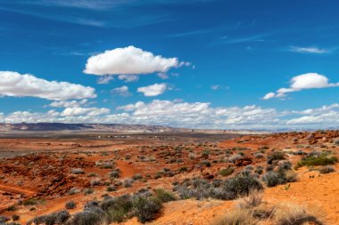 Uzakta küçük kasabaları olan çöl manzarası, Wahweap gözcü, Page, AZ