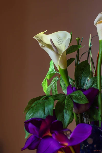 Искусственные Бумажные Цветы Желтом Фиолетовом Помещении — стоковое фото