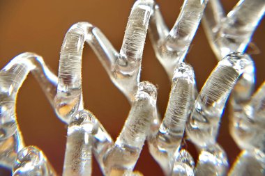 Plastik yüzeyleri bükmek, çok yakından bakıldığında ilginç ışık desenleri yaratır.