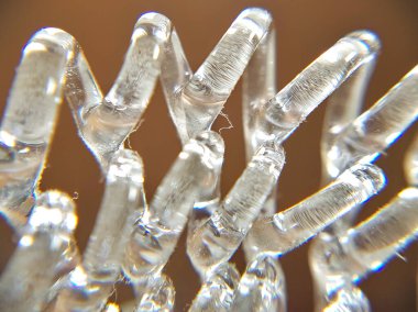 Plastiğin zikzak desenleri ve ışık oyunu