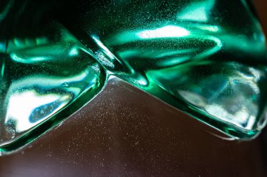 Yüzeyden sadece milimetre uzaklıktaki bir shot bardağına çok yakın.