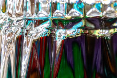 Farklı renklerin ışığı, ters çevrilmiş viski bardağının çeşitli noktalarında yakınlaşıyor ve uzaklaşıyor.