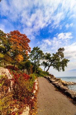 Sonbahar renkleriyle gölün üzerindeki bulutlar Orta Kanada 'ya düşer.
