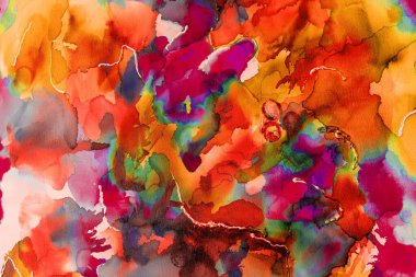 Akrilik, kırmızı ve turuncu bulutlar içindeki soyut resim.