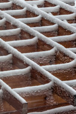 İşlenmiş odunun üstünde kar tabakası, Kanada