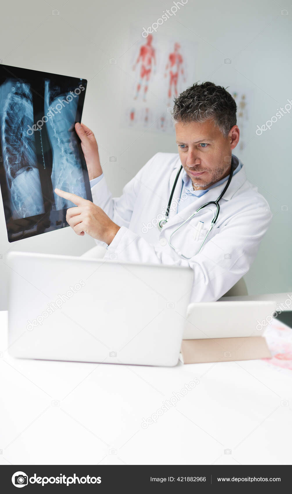 Dibujo animado de rayos x fotos de stock, imágenes de Dibujo animado de rayos x sin royalties | Depositphotos Dibujo animado de rayos x fotos de stock, imágenes de Dibujo animado de rayos x sin royalties | Depositphotos