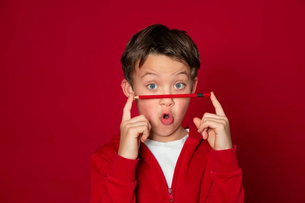 Cooler Junger Schuljunge Posiert Mit Rotem Bleistift Vor Rotem Hintergrund — Stockfoto