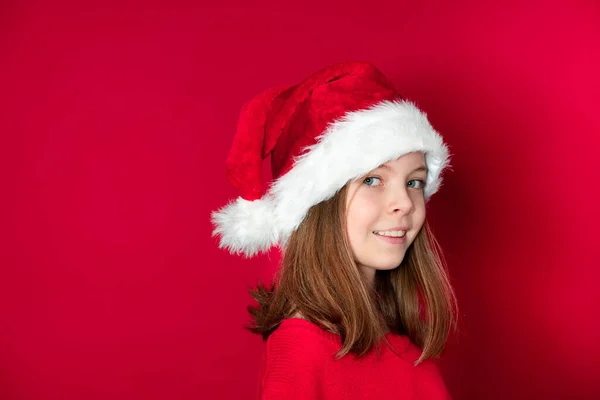 Csinos Fiatal Iskolás Lány Santa Claus Kalap Piros Pulóver Előtt — Stock Fotó