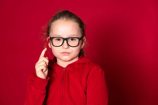 Jovem Menina Escola Com Lápis Vermelho Suéter Vermelho Está Frente — Fotografia de Stock