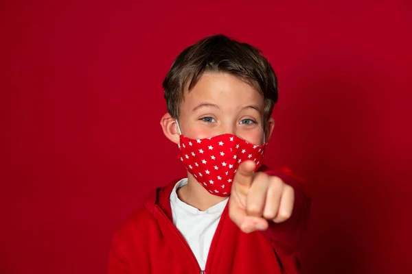 Cool Jeune Écolier Avec Masque Rouge Devant Fond Rouge Portant — Photo