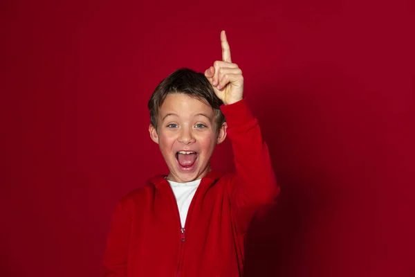 Cool Jeune Écolier Garçon Posant Face Rouge Fond — Photo